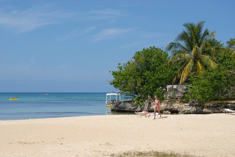 pointv_nude_beach_w_couple_800x600